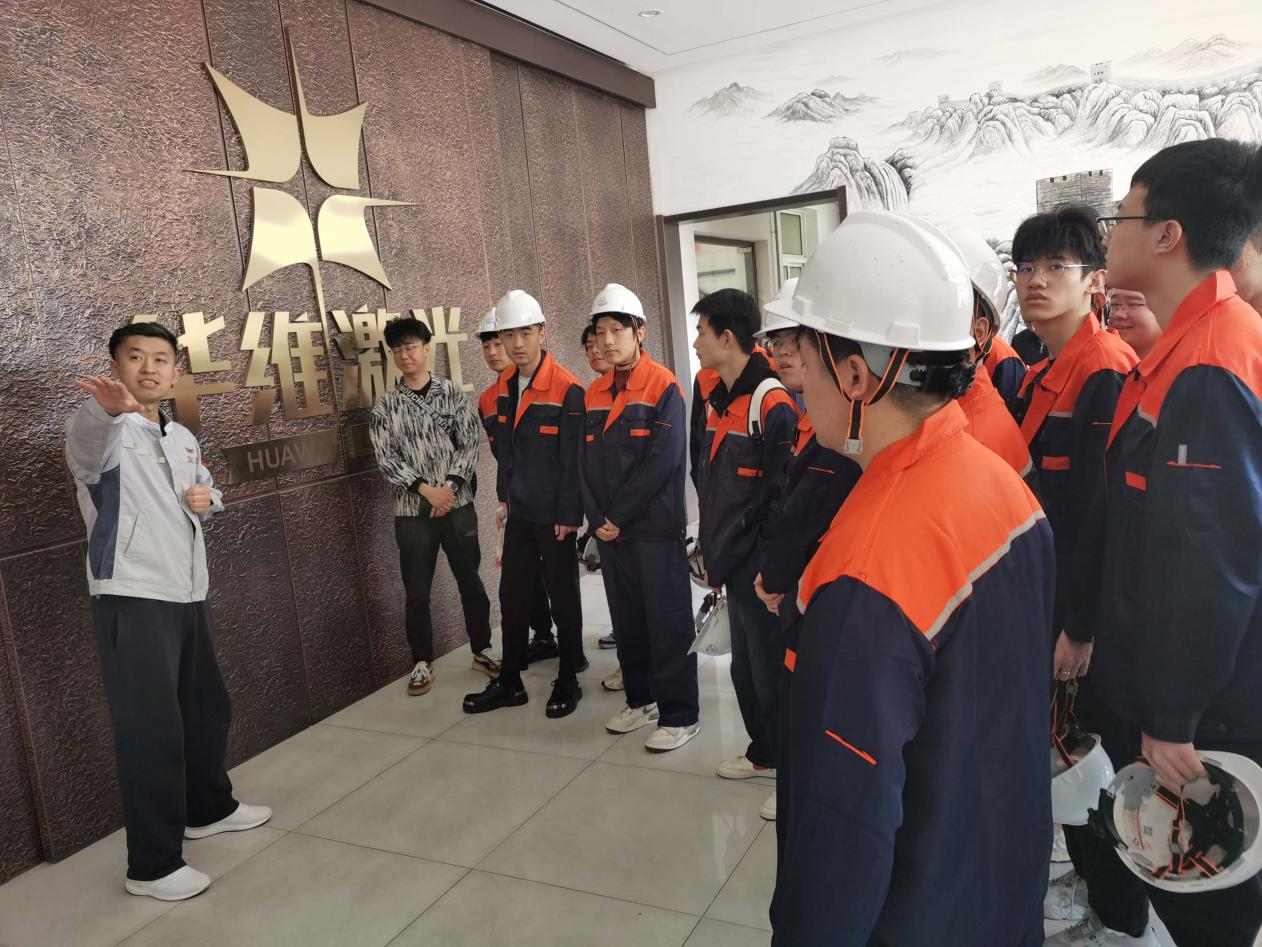 Shenyang နည်းပညာတက္ကသိုလ်မှဆရာများနှင့်ကျောင်းသားများသည် Huawei Laser ပစ္စည်းကိရိယာထုတ်လုပ်ရေးကုမ္ပဏီလီမိတက်သို့သွားရောက်ခဲ့သည်။